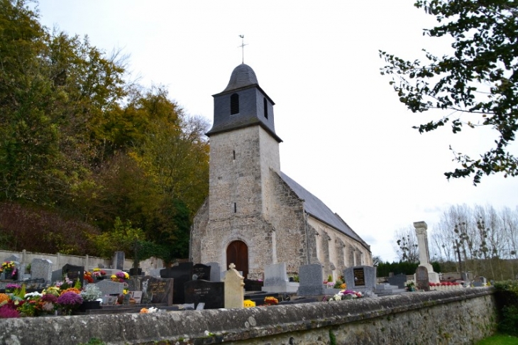 L'église Saint-Pierre. Elle se compose d'une nef et d'un choeur rectangulaire du XIIIè siècle. Sacristie orientale du XIXè siècle. - Saint-Pierre-du-Val