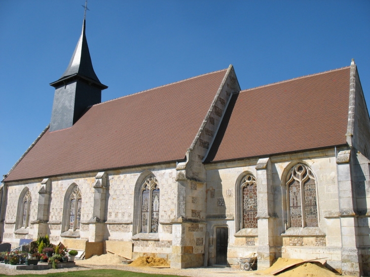 Vue de l'église depuis le cimetière (l'église est actuellement en travaux) - Sainte-Marthe