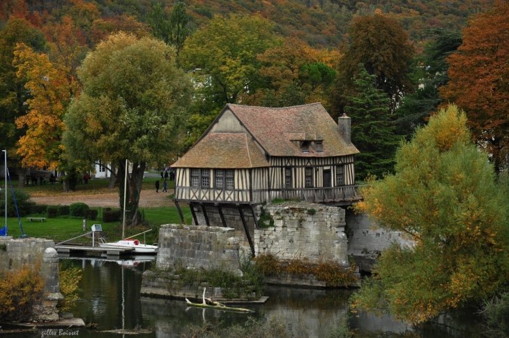 Le vieux moulin sur la Seine en automne - Vernon