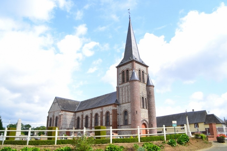 L'église Saint Victor fut réédifiée par l'architecte Martin en 1858-1859. Deux petites tourelles en briques ornent le clocher de l'église. - Ancretiéville-Saint-Victor