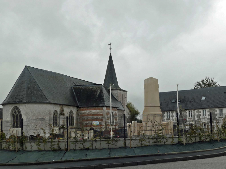 L'église, le monument aux morts et le prebytère - Auberville-la-Renault