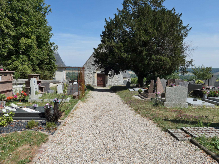 Le cimetière vers l'église - Bardouville