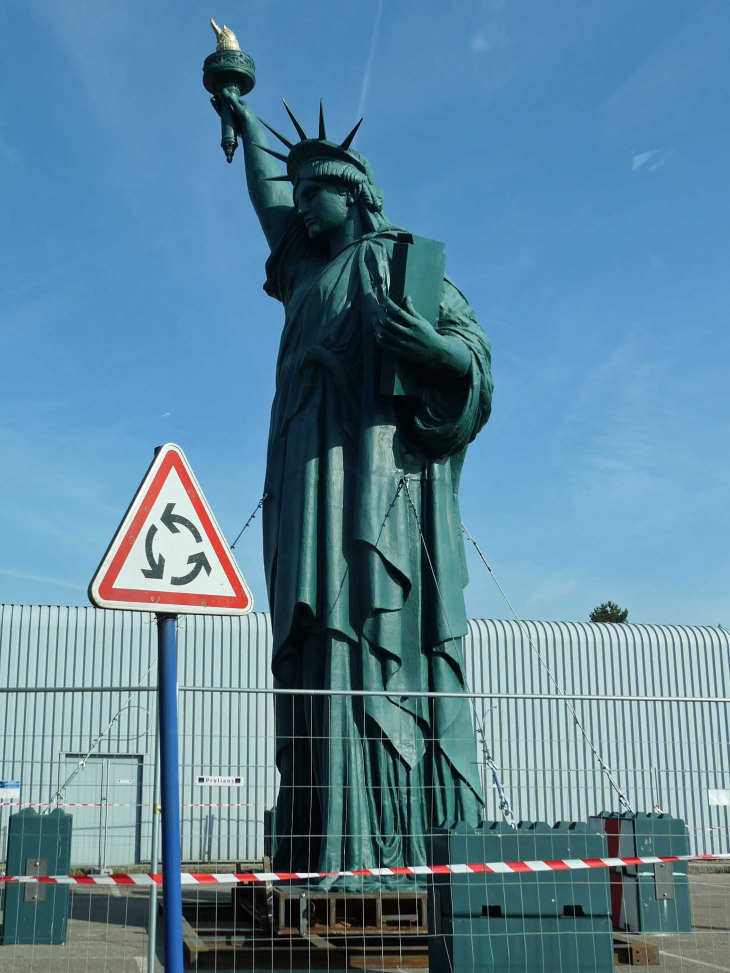 Le musée dans la ville : la statue de la Liiberté sur un rond point de la zone commerciale - Barentin