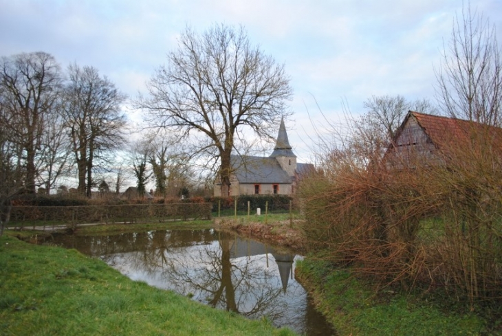 L'église (la chapelle de Beuzeville-la-Giffarde. Eglise en grés, silex et brique dédiée à Saint Denis. Autel et retable du XVIIIe siècle, fonts baptismaux exceptionnels du XVe siècle en bois sculpté et peint.   - Beaumont-le-Hareng