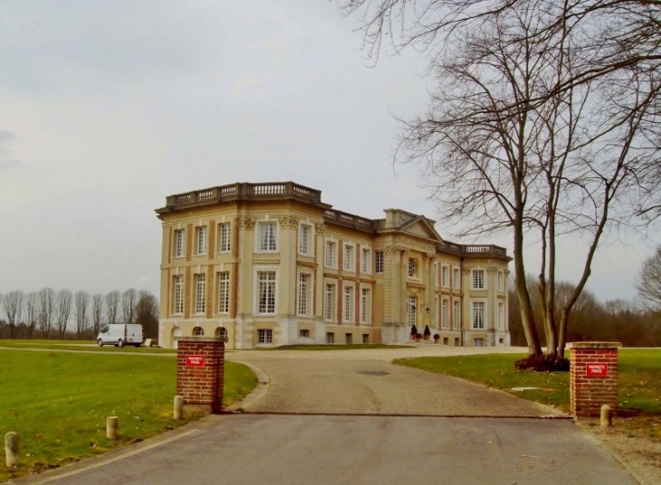 Le château a été abandonné après la seconde guerre mondiale. Une vente aux enchères en 1957 disperse les biens de valeur. En 1958, les anciennes mutuelles devenues AXA acquiert le château de Belbeuf.