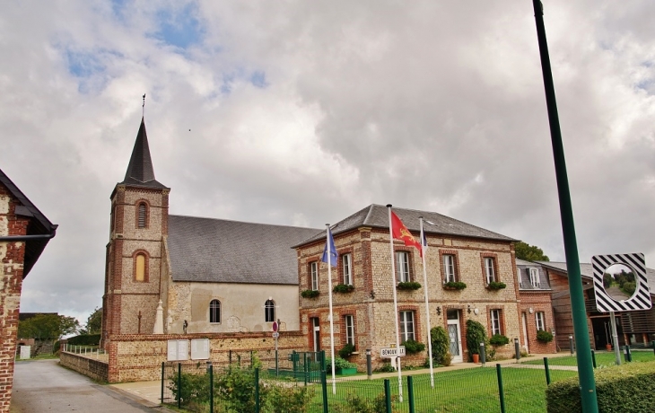 Le Village ( L'église et la Mairie ) - Bénouville
