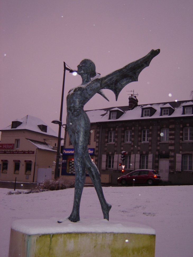 Statue de la femme ailée place Prat à Canteleu