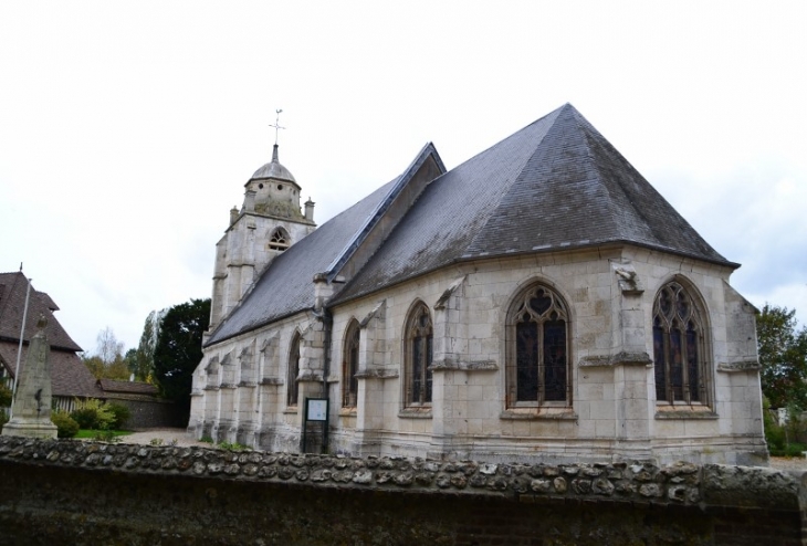 Eglise paroissiale Saint Michel. Elle est mentionnée au XIème siècle dans la charte de fondation de l'Abbaye Saint Georges de Boscherville. - Hénouville