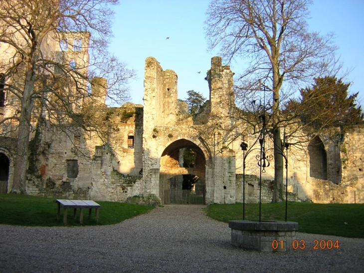 Ruines de l'abbaye - l'entrée - Jumièges