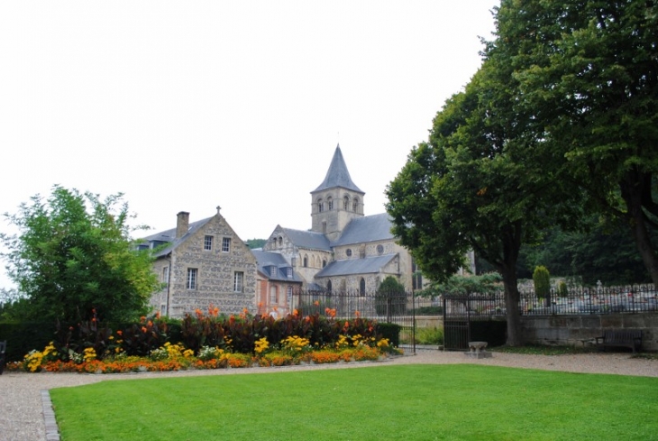 Le prieuré de Graville. Il a été fondé au XIIè siècle. C'est le plus ancien monument de la ville. Son église est classée aux monuments historiques. - Le Havre