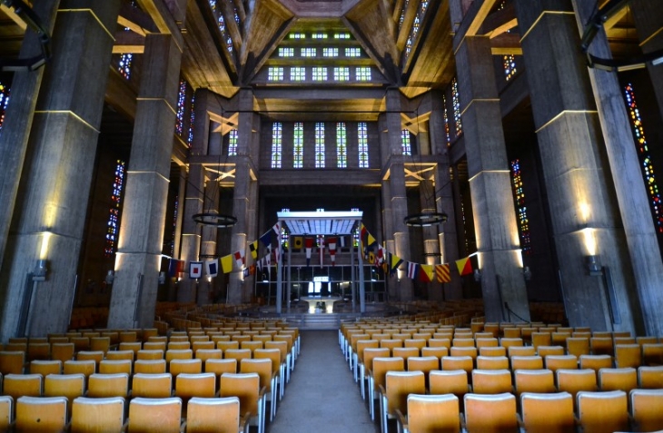 Eglise Saint Joseph. L'autel est surmonté d'un baldaquin lumineux, toujours visible depuis les 800 sièges type cinéma. - Le Havre