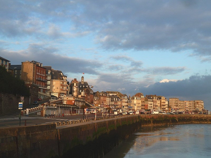 La ville vue du quai - Le Tréport