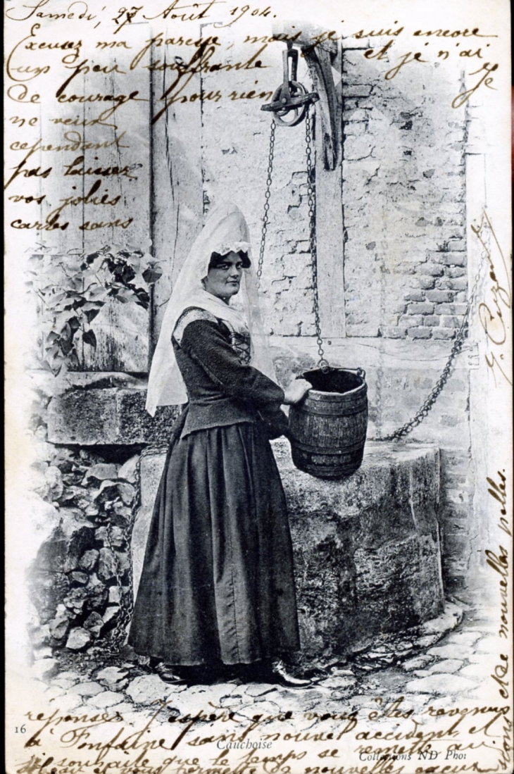 Une Cauchoise, vers 1904 (carte postale ancienne). - Louvetot