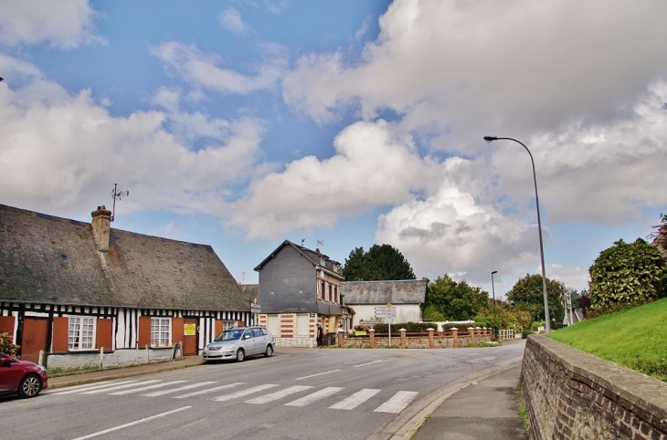 Le Village - Manneville-la-Goupil