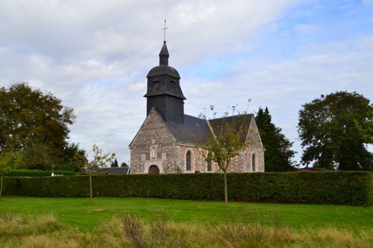 L'église paroissiale Saint Ouen. Le clocher et sa flèche polygonale en ardoise dominent la façade. - Martainville-Épreville