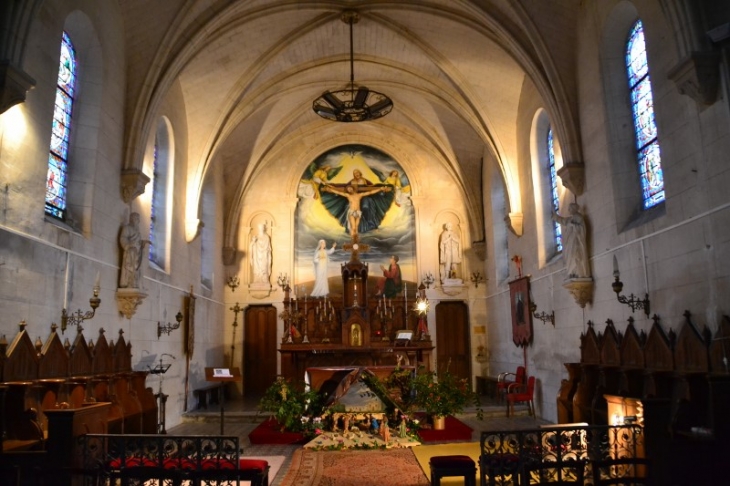 L'intérieur de l'église Saint Martin et sa petite crèche aménagée pour la fête de Noël 2014. - Mont-Cauvaire