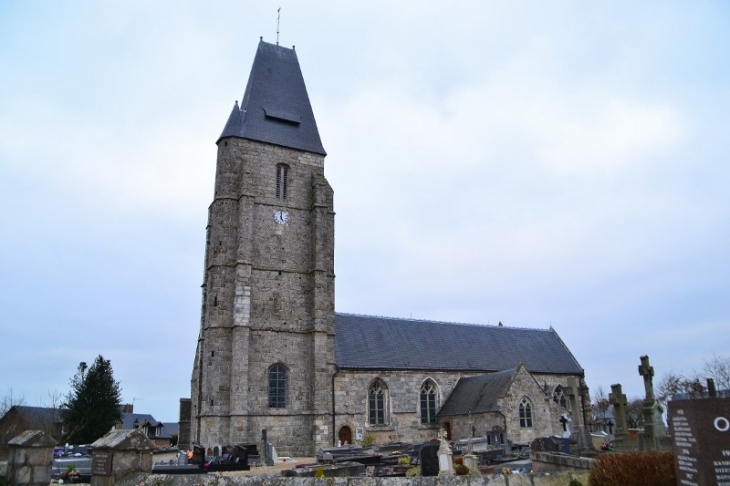 L'église paroissiale Saint-Waast. De l'église du 13ème siècle?  subsiste la baie du chevet du vaisseau nord. L'église a été reconstruite au 16ème siècle. - Ocqueville