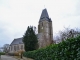 Photo suivante de Ocqueville L'église paroissiale Saint-Waast. La tour clocher est coiffée d'un toit en hache en ardoise. Le gros oeuvre se compose de grés et de pierre calcaire.