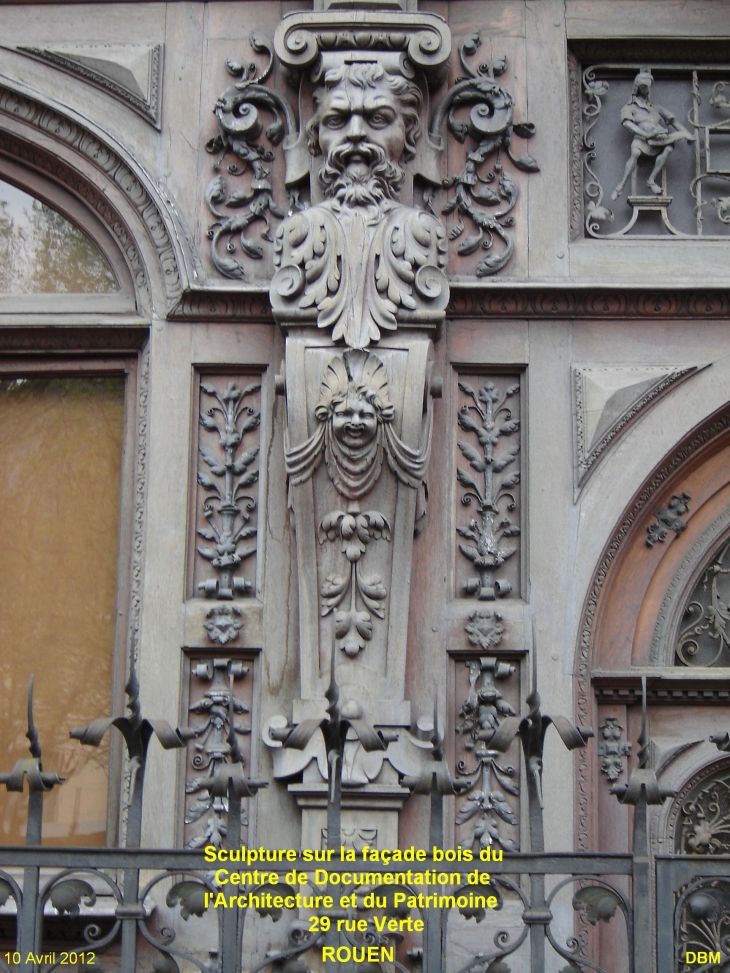 Sculture sur la façade bois du Centre de Documentation de l'Architecture et du Patrimoine au 29 rue Verte - Rouen