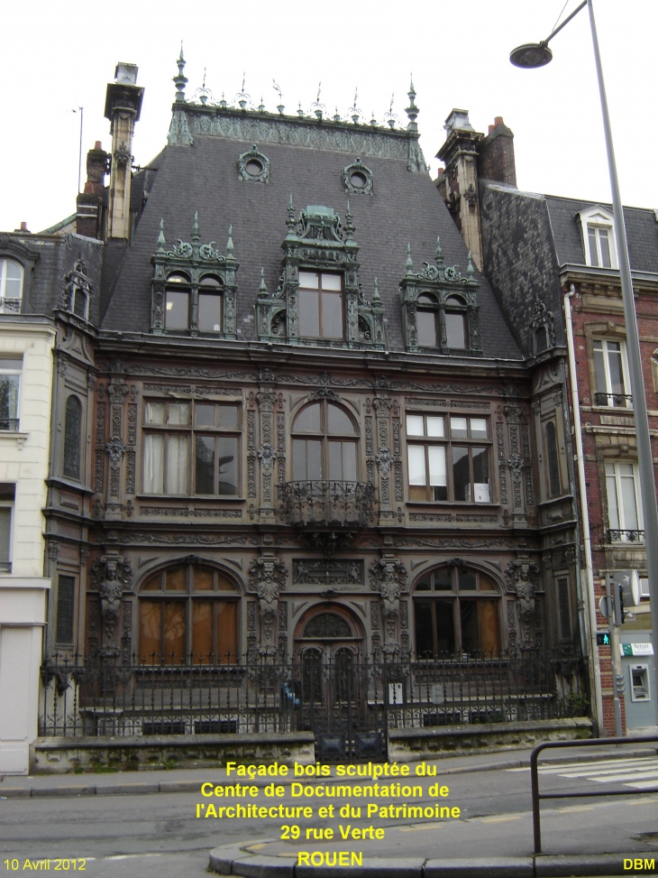 Façade bois sculptée du Centre de Documentation de l'Architecture et du Patrimoine au 29 rue Verte - Rouen