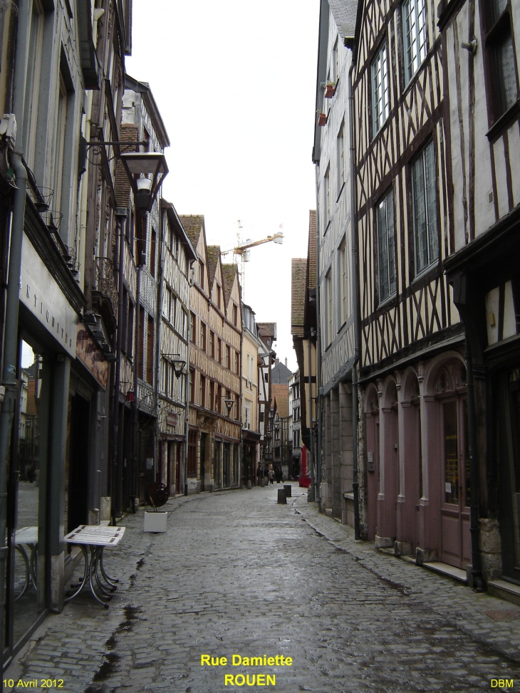 Rue DAMIETTE en direction de l'église Saint Maclou - Rouen