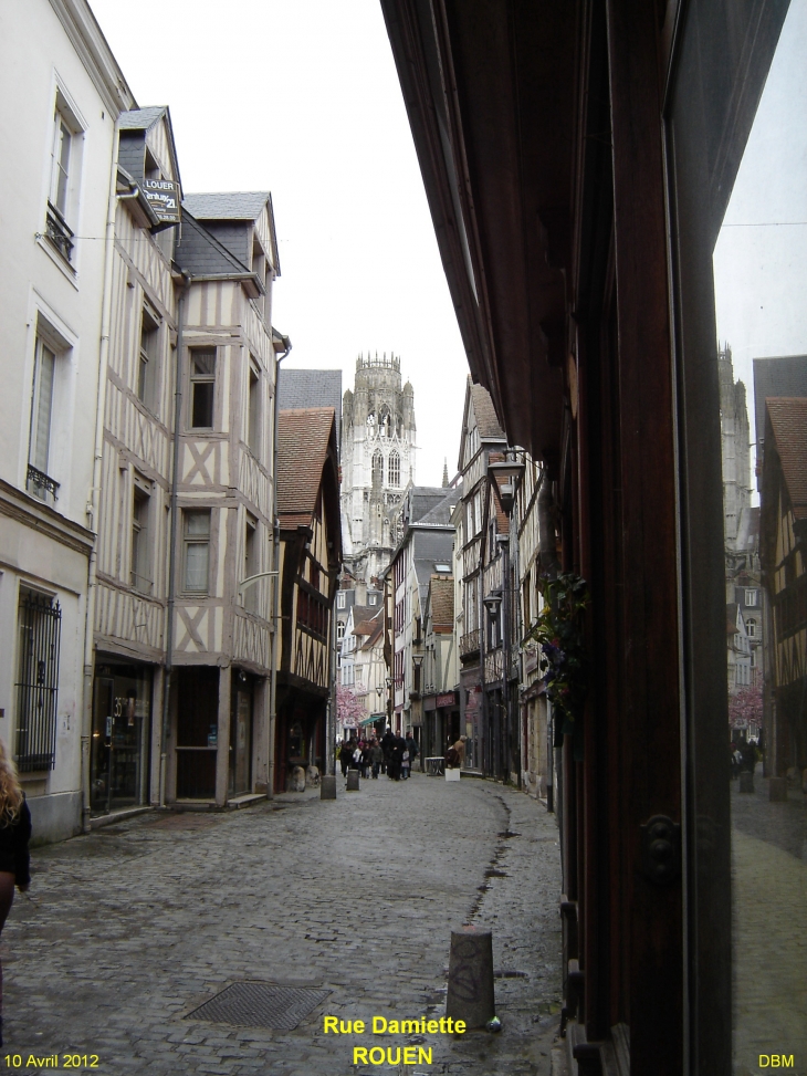 Rue DAMIETTE en direction de la place du lieutenant Aubert en arrière plan l'église Saint Ouen - Rouen