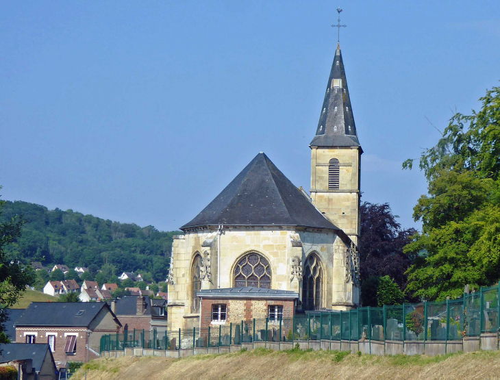 L'église au dessus du village - Saint-Léger-du-Bourg-Denis