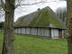 grange normande à colombages et toit de chaume