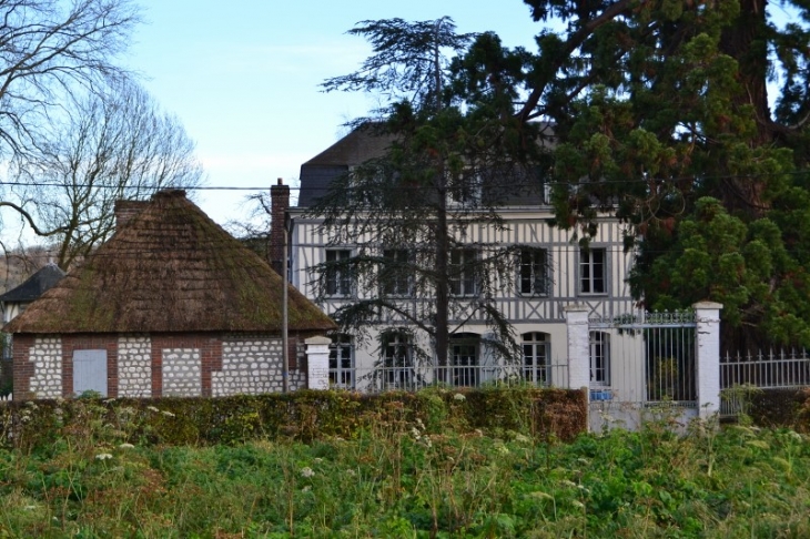 Le Marais. Vieille et belle maison - Saint-Pierre-de-Manneville