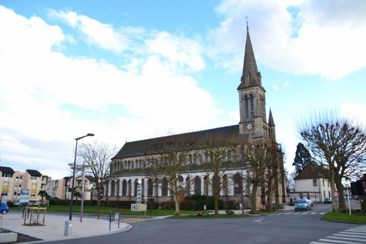 L'église Saint Louis. - Saint-Pierre-lès-Elbeuf