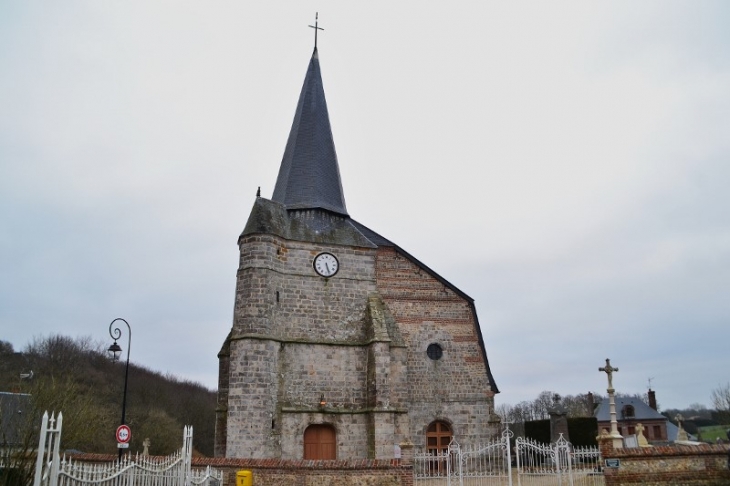 L'église paroissiale saint-Vaast. La construction primitive de l'église remonte au 11ème siècle. Dans les éléments remarquables, on peut citer le clocher. - Saint-Vaast-Dieppedalle