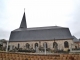 Photo précédente de Saint-Vaast-Dieppedalle L'église paroissiale Saint-Vaast. La tour clocher bâtie au 16ème siècle est flanquée d'une tourelle d'angle à gauche (nord) et de contreforts. Le clocher est à flèche polygonale et les toits à longs pans sont couverts d'ardoise.