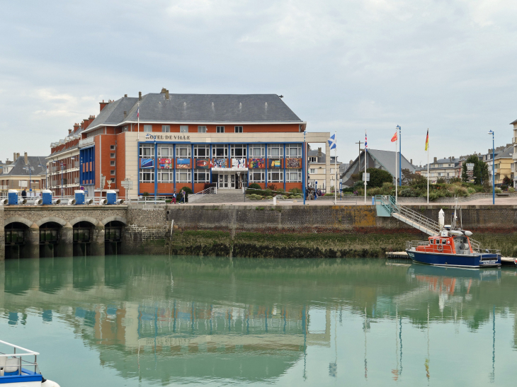 La mairie vue du port - Saint-Valery-en-Caux