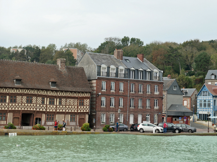 La maison Henri IV vue du quai d'Amont à marée haute - Saint-Valery-en-Caux