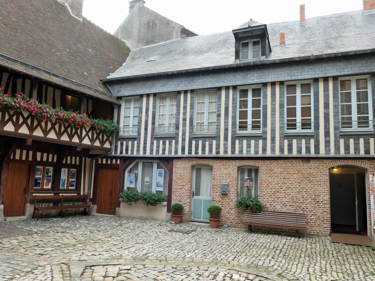 La maison Henri IV : la cour - Saint-Valery-en-Caux