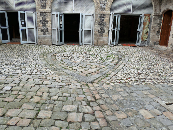 La maison Henri IV: la cour pavée - Saint-Valery-en-Caux