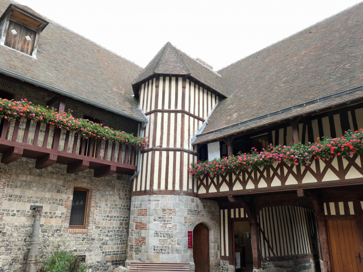 La maison Henri IV : la tour octogonale et la galerie du 16ème siècle - Saint-Valery-en-Caux