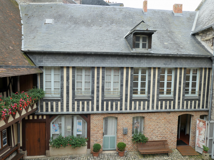 La maison Henri IV : vue sur la cour - Saint-Valery-en-Caux
