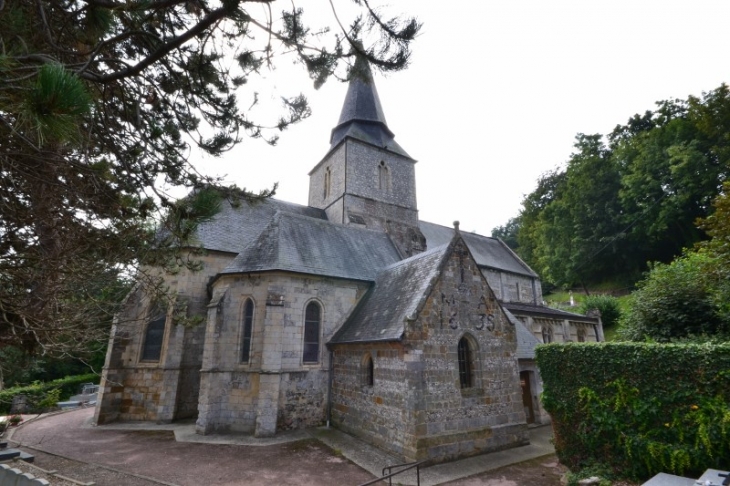 L'église Saint-Valéry a été construite au XIIe siècle. Le clocher a comme assise la dernière travée de la nef.Le style est mixte: le fond de la nef est de conception romane, le choeur,daté du XIIe siècle, de configuration gothique.L'édifice a été classé m - Veulettes-sur-Mer