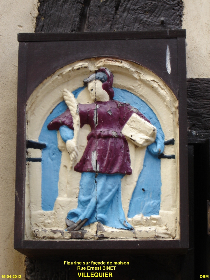 Figurine sur façade de maison rue Ernest BINET - Villequier