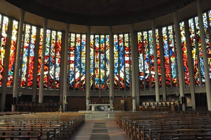 Eglise Saint-pierre - Intérieur- vitrail de Max Ingrand - plus grande verrière d'Europe  - Yvetot