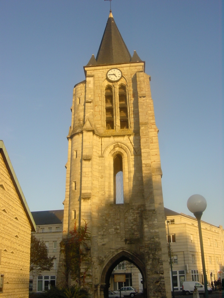 Vieux clocher à Massy