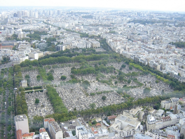 Le cimetière du Montparnasse , vu du haut de la tour - Paris 14e Arrondissement