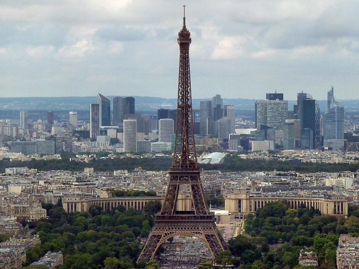 Vue de la Tour Montparnasse : le palais du Trocadero entre Tour Eiffel et tours de la Défense - Paris 16e Arrondissement