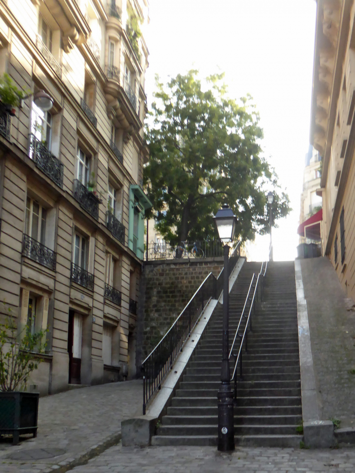 Ballade à Montmartre : rue des Saules l'escalier - Paris 18e Arrondissement