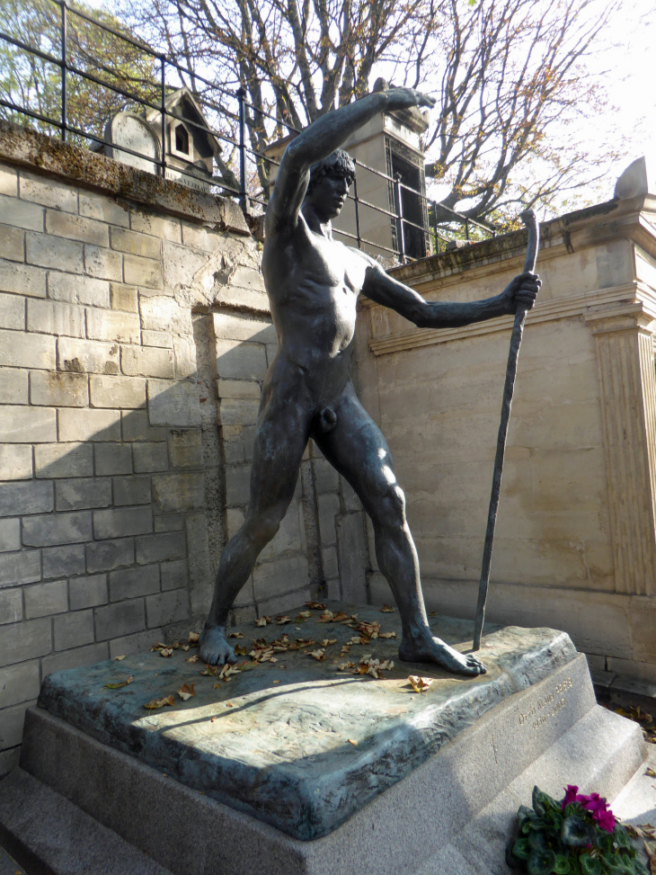 Le cimetière de Montmartre : sculpture de Landowski  pour le tombeau d'un mécène - Paris 18e Arrondissement
