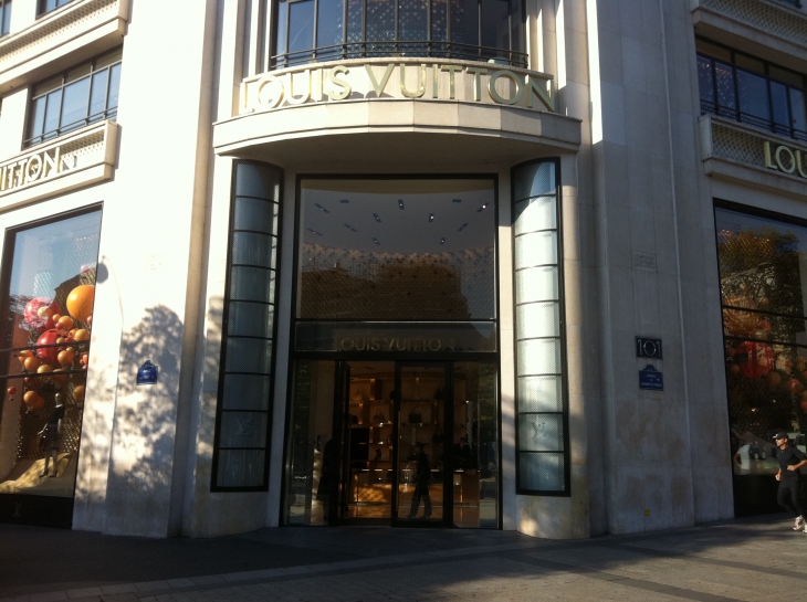 Photo à Paris 8e Arrondissement (75008) : Magasin Louis Vuitton à l&#39;angle des Champs Elysées et ...