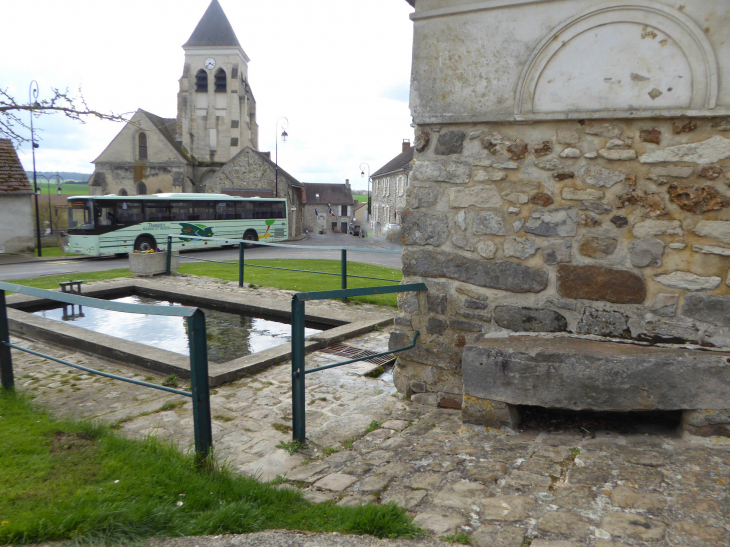 Le village vu de la fontaine Notre Dame - Germigny-sous-Coulombs