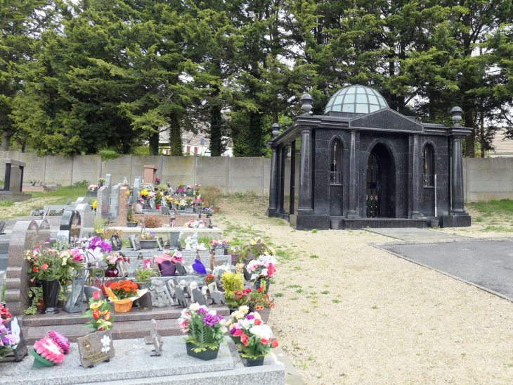 Le cimetière : tombes d'artistes du cirque - Lizy-sur-Ourcq