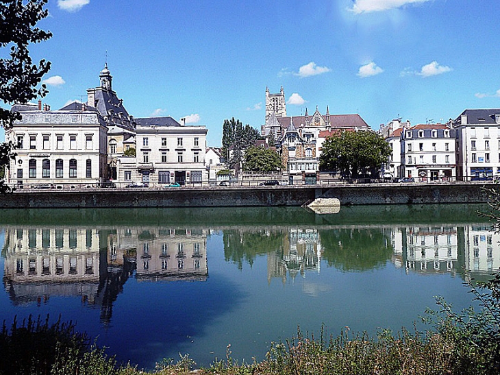Le centre ville vu de la Marne - Meaux